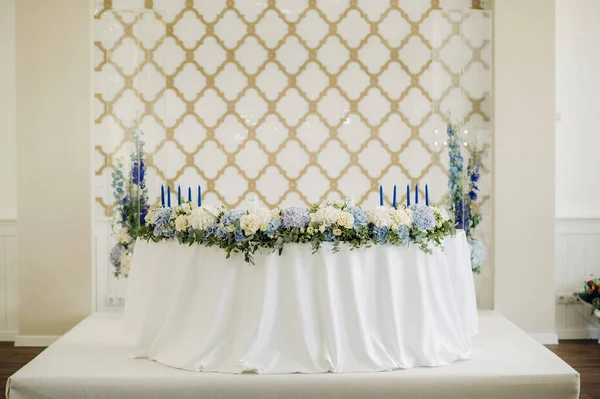 Hochzeitsbraut Und Bräutigam Tisch Präsidium Mit Vielen Blumen Dekoriert — Stockfoto