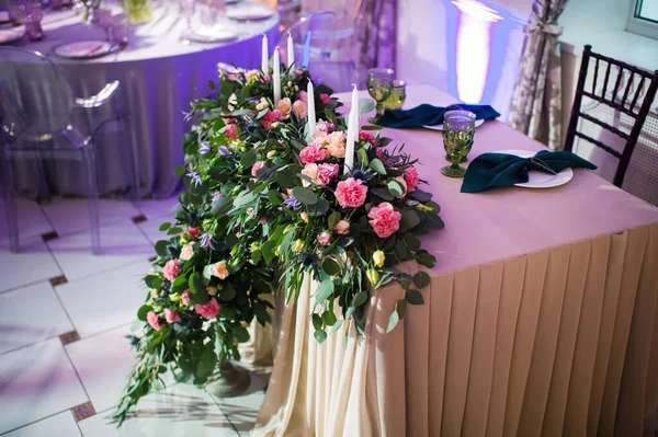 Hochzeitsbraut Und Bräutigam Tisch Präsidium Mit Vielen Blumen Dekoriert — Stockfoto