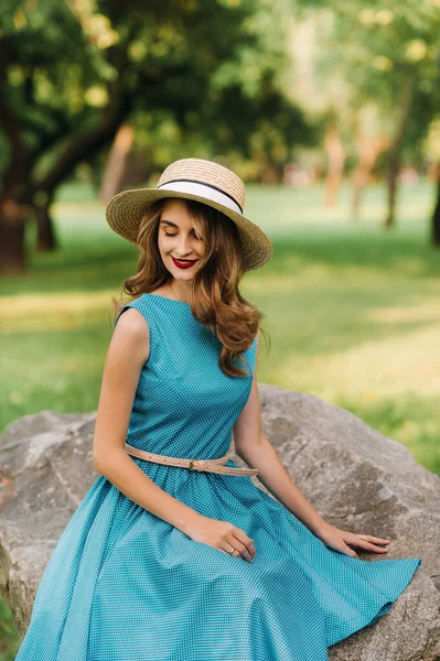공원에서 모자를 드레스를 아가씨의 초상화 — 스톡 사진