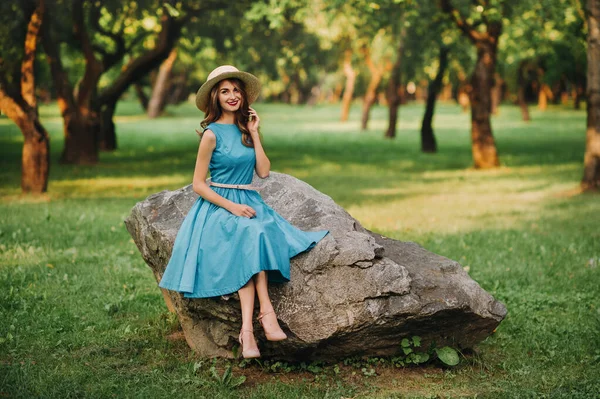 Portret Modnej Dziewczyny Niebieskiej Sukience Eleganckim Kapeluszu Parku Siedzącej Dużym — Zdjęcie stockowe