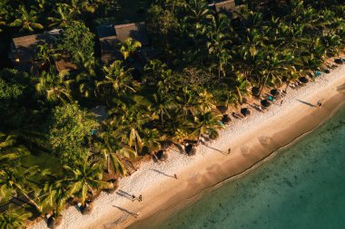 Mauritius adasının sahil boyunca uzanan güzel sahilinde. Mauritius adasının kuş bakışı görüntüsünden çekim yapmak