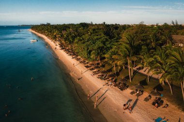 Mauritius adasının sahil boyunca uzanan güzel sahilinde. Mauritius adasının kuş bakışı görüntüsünden çekim yapmak
