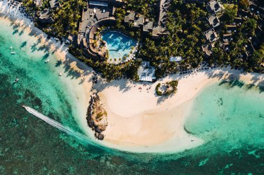 Mauritius Adası 'nın doğu kıyısının havadan görüntüsü. Belle Mare bölgesindeki Mauritius 'un turkuaz gölünün üzerinde uçuyor.