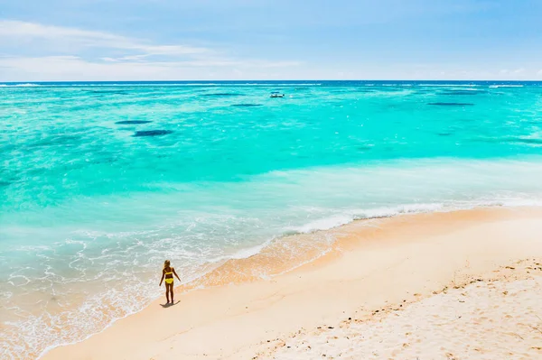 Маврикій Індійський Океан Зображення Дівчини Йде Вздовж Берега Туристами Усього — стокове фото