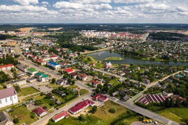 Yazın Ostrovets şehrinin en iyi manzarası, Grodno bölgesi, şehrin farklı panoramaları. Belarus.