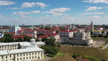 Grodno, Belarus şehir merkezinin üst manzarası. Kırmızı kiremitli çatısı, şatosu ve opera evi olan tarihi merkez.