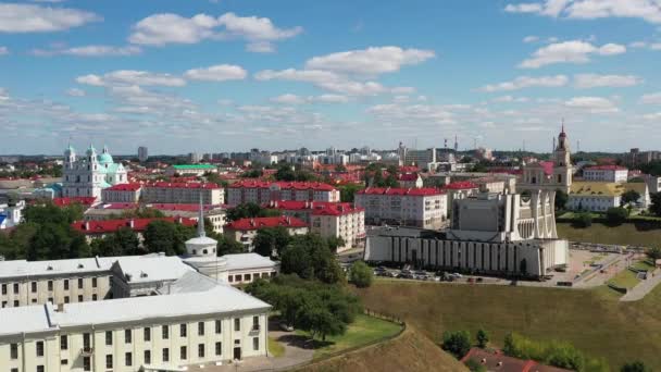 ベラルーシのグロドノ市内中心部のトップビュー。赤瓦屋根の歴史的中心部、城とオペラハウス — ストック動画