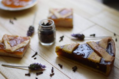 Armut ve tarçın reçelli doldurulmuş turta, özellikle çay öğleden sonrası için.