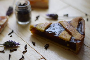 Armut ve tarçın reçelli doldurulmuş turta, özellikle çay öğleden sonrası için.