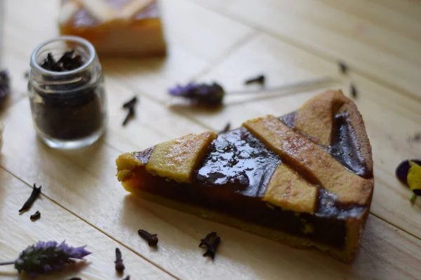 Armut ve tarçın reçelli doldurulmuş turta, özellikle çay öğleden sonrası için.