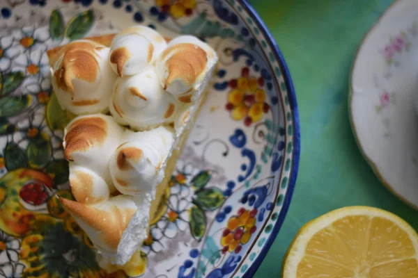 Torta Limão Com Merengue Italiano Citrinos Doce Mesmo Tempo — Fotografia de Stock