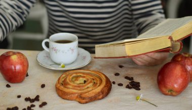 Bir kış öğleden sonra, yanında bir fincan çayla birlikte güzel bir kitapla..