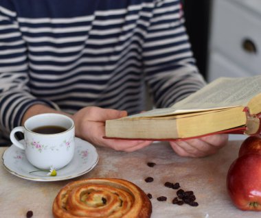 Bir kış öğleden sonra, yanında bir fincan çayla birlikte güzel bir kitapla..