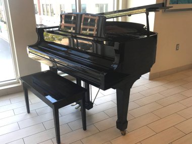 Güzel Büyük Siyah Büyük Piyano