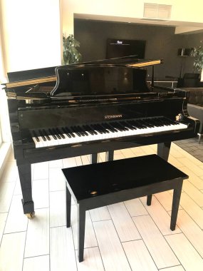 Güzel Büyük Siyah Büyük Piyano