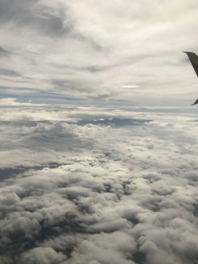 Göksel Bulutların Üzerinde Uçmak