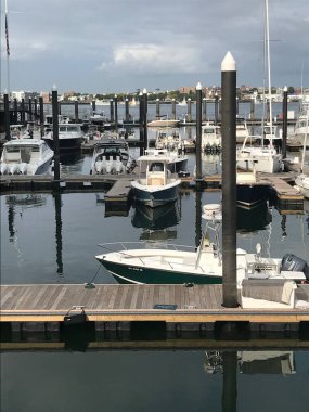 Boston Limanı 'ndaki Suyun Yanındaki Lüks Yatlar