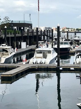 Boston Limanı 'ndaki Suyun Yanındaki Lüks Yatlar