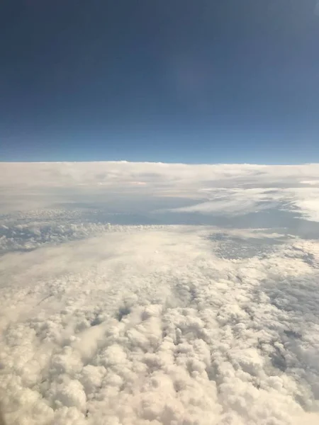 Літаючи Над Небесними Хмарами — стокове фото