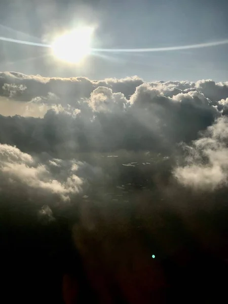 Lecące Nad Niebiańskimi Chmurami — Zdjęcie stockowe