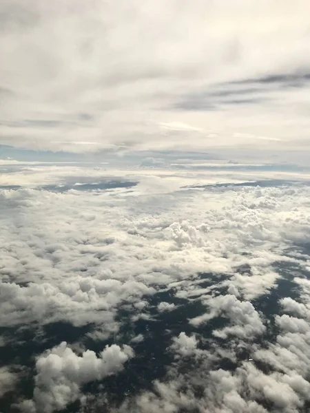 Πετώντας Πάνω Από Ουράνια Σύννεφα — Φωτογραφία Αρχείου