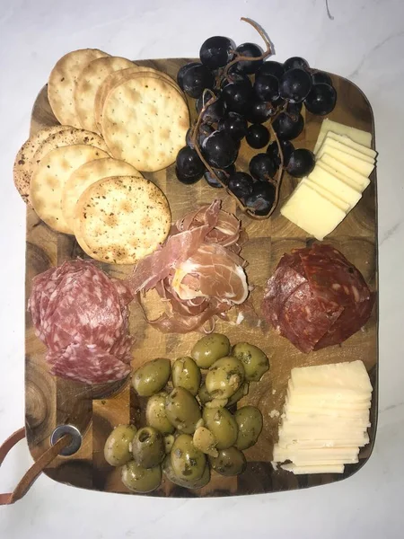 Simples Extravagante Charcuterie Board Com Carnes Queijos — Fotografia de Stock