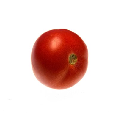 Beyaz arkaplanda taze kırmızı domates.