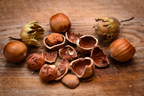 Fındık. Ahşap arka planda lezzetli fındıklar.