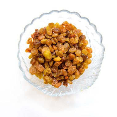 Kurutulmuş kuru üzümler beyaz arka planda izole edilmiş. Kurutulmuş üzüm.