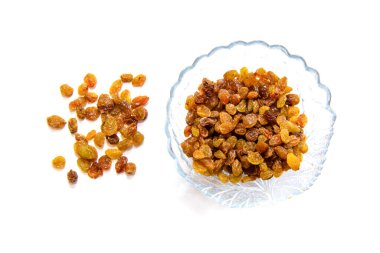 Kurutulmuş kuru üzümler beyaz arka planda izole edilmiş. Kurutulmuş üzüm.