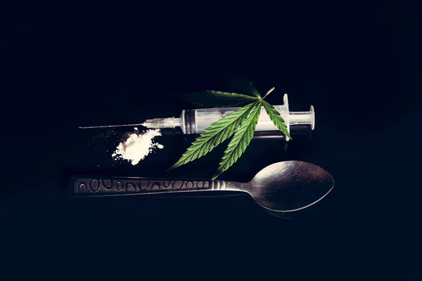 Drugsgebruik Poeder Cannabis Spuit Zijn Verspreid Een Zwarte Achtergrond Drugsverslaving — Stockfoto