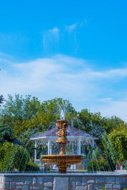 Ukrayna. Restoranın avlusunda bir çeşme.. 