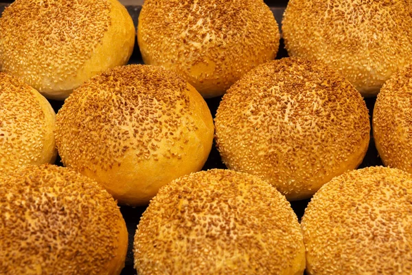 Susamlı çörekler yakın plan. Beyazı izole et. Taze pişmiş çörekler.