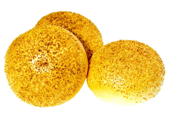 Susamlı çörekler yakın plan. Beyazı izole et. Taze pişmiş çörekler.