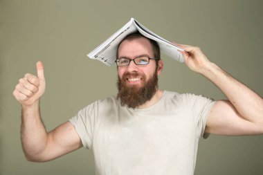 Duygular konsepti. İletişim sırasında bir erkeğin duyguları. Adam dergide iyi haberleri okudu ve çok mutlu oldu..