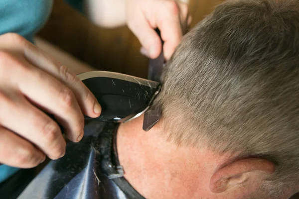 Karantina sırasında ev tıraşı. Makas ve makasla çalış. Kadın eli..