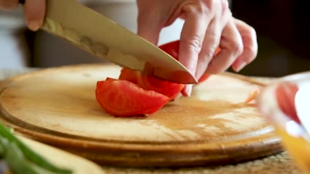 Cozinhar Salada Casa Quarentena Cortamos Tomate Uma Prateleira Cozinha Madeira — Vídeo de Stock