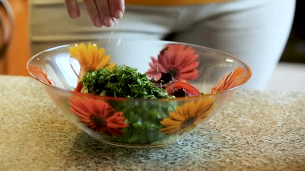 Memasak Salad Rumah Karantina Taburkan Salad Dengan Garam Dan Tambahkan — Stok Video