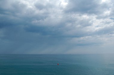 Karadeniz. Kırım. Bulutlu havada deniz ufkunun manzarası.