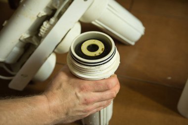 Ev suyu arıtma sistemindeki filtreleri değiştiriyorum. Usta kömür sistemindeki bağırsak filtresini değiştiriyor..