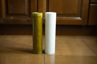 Temizliğin ilk aşamasının kullanılmış ve yeni filtreleri 5 mikron.