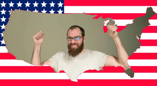 Egy Középkorú Férfi Mosolyog Élvezi Életet Kollázs Amerikai Zászló Hátterében — Stock Fotó