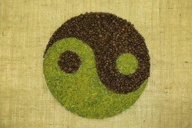 Yin yang kavramı. Çuval bezinin arka planına yin yang yaz. Japon kibrit çayı ile kızarmış pirinç ve Küba kahvesi kullanıldı..
