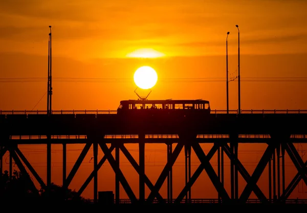 Widok Most Nad Rzeką Dnipro Zachodzie Słońca Słońce Zachodzi Bardzo — Zdjęcie stockowe