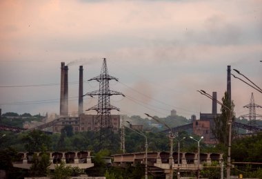 Coronavirüs ile bağlantılı çevresel durumu iyileştirmek. Birçok endüstriyel santralin askıya alınması nedeniyle, atmosfere zararlı maddelerin salınımı azaltılmıştır..