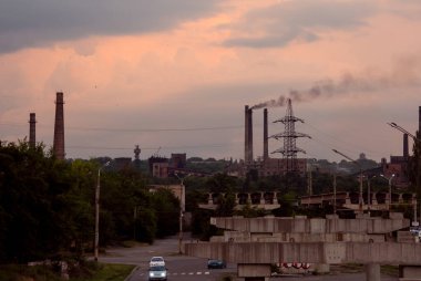 Coronavirüs ile bağlantılı çevresel durumu iyileştirmek. Birçok endüstriyel santralin askıya alınması nedeniyle, atmosfere zararlı maddelerin salınımı azaltılmıştır..