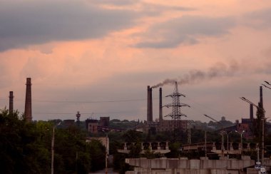 Coronavirüs ile bağlantılı çevresel durumu iyileştirmek. Birçok endüstriyel santralin askıya alınması nedeniyle, atmosfere zararlı maddelerin salınımı azaltılmıştır..