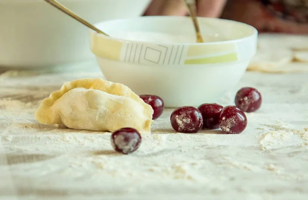 Plato Tradicional Cocina Ucraniana Albóndigas Con Cerezas Las Cerezas Frescas —  Fotos de Stock