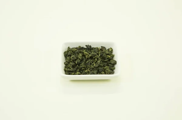 中国绿茶 牛奶乌龙茶 在白色背景的白色碗中被隔离 — 图库照片