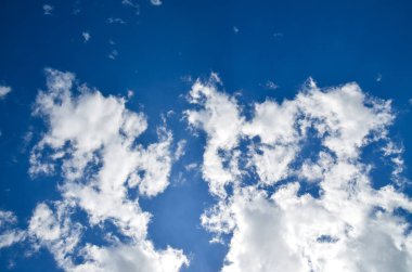 Bulut. Mavi gökyüzüne karşı beyaz bulutlar. Doğa en iyi sanatçıdır..